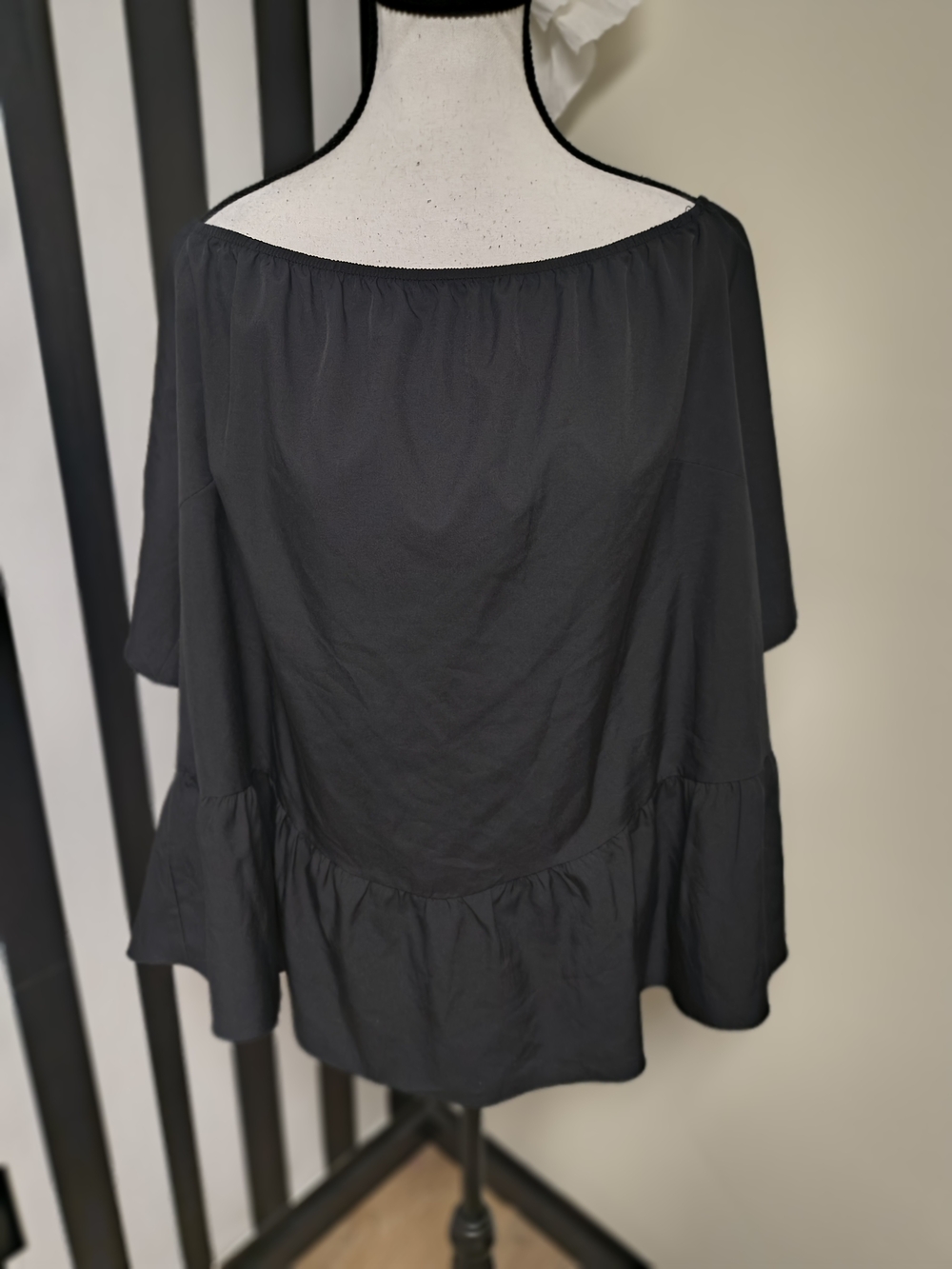 SHEIN Black Off-Shoulder Ruffle Hem Blouse - Picture 2 of 4